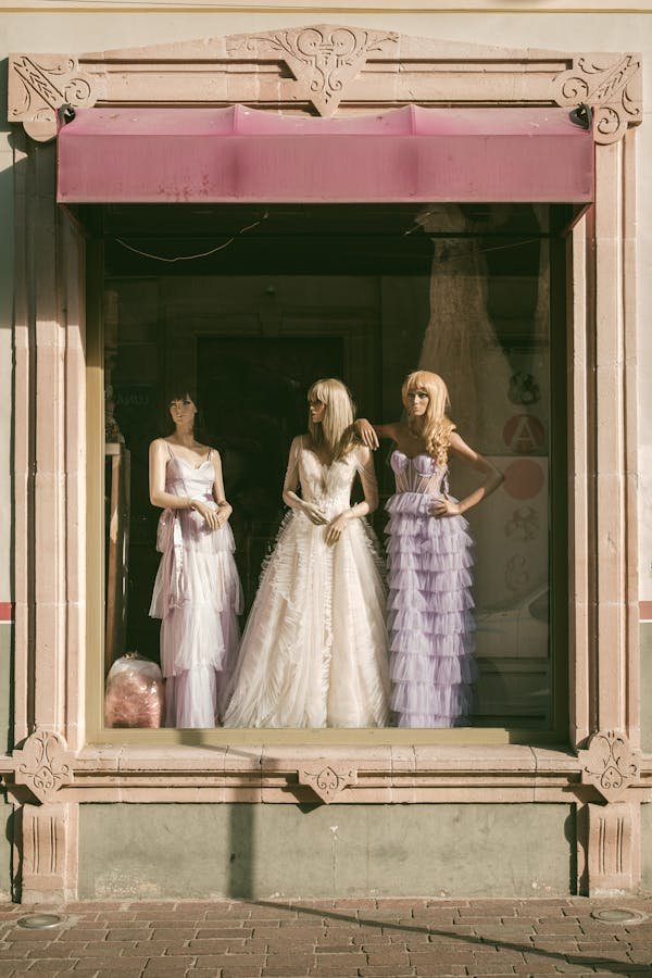 Mannequin vitrine ajustable : le choix parfait pour vos collections